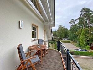 bestuhlter Balkon in ruhiger Lage
