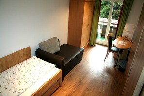 Schlafzimmer mit Einzelbett und Zusatzbett möglich 
