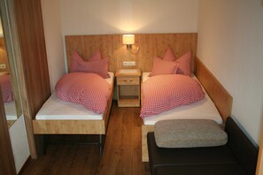 Einzelbettschlafzimmer mit Zusatzbett
