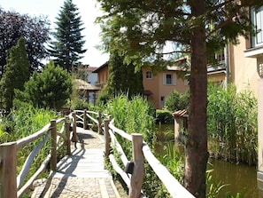 Die mediterrane Wasserlandschaft im Innenhof