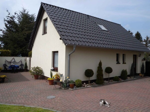 Außenansicht mit separatem Eingang in die FerienWohnung (rechts)