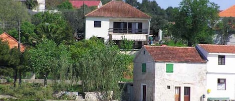 Blick auf das Haus vom Meer