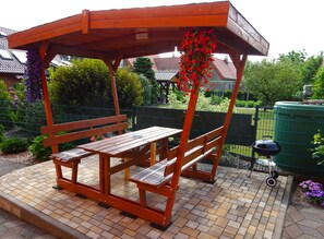 Sitzlaube mit Grillmöglichkeit