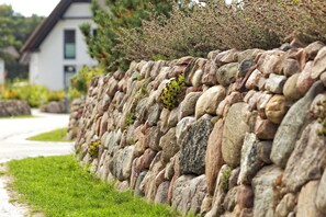 Findlingswälle als Grundstücksbegrenzung
