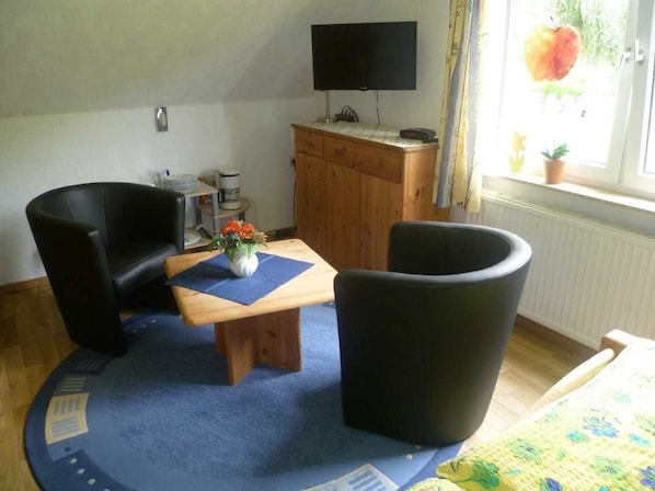 Sitzecke mit TV, Mikrowelle, Kaffeemaschine