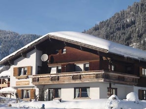 Unser Haus im Winter. Der große Balkon ist ideal ,nach dem Skifahren die Sonne zu genießen!
