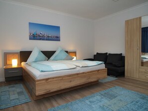 Das gemütliche Schlafzimmer mit Doppelbett und großem Kleiderschrank