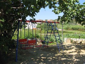 Kinderschaukel im Garten