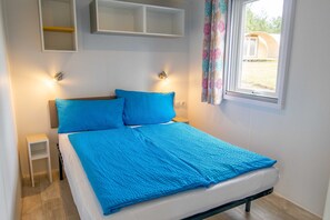 Schlafzimmer mit Doppelbett
