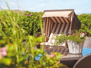 Terrasse nach Westen samt Strandkorb