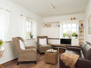 Stilvolles Wohnzimmer mit TV