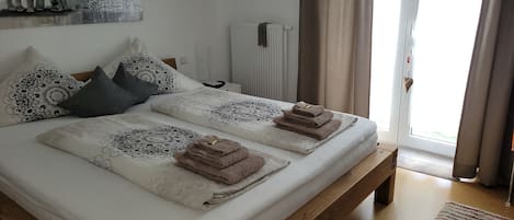 Schlafzimmer 1