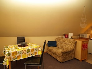 Das Wohnzimmer mit Sitzecke, Essecke und Küchenzeile