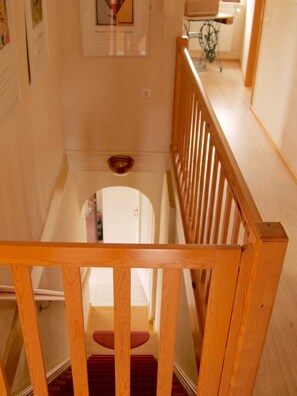 über eine steile Treppe ins erste Geschoss