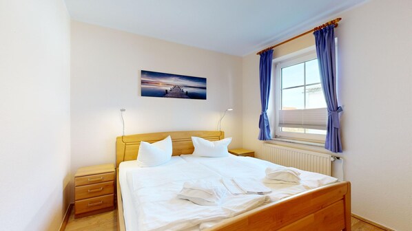 Schlafzimmer mit Doppelbett