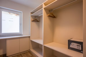 Schrankraum - Aparthotel AlpTirol