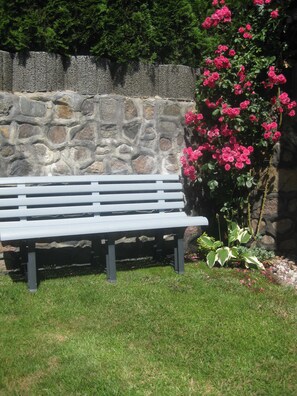 Bank im Garten zum Verweilen