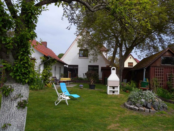 Garten mit Blick zum Haus