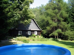 Außenansicht mit Pool