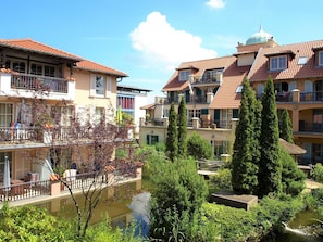 Die mediterrane Wasserlandschaft im Innenhof