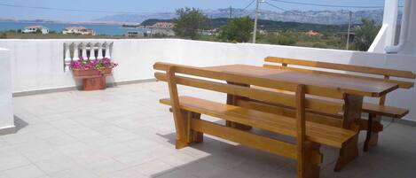 terrasse avec meuble de jardin et vue sur la mer