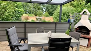 überdachte Terrasse mit Blick Richtung Sundpromenade