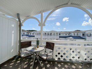 bestuhlter Balkon in ruhiger Lage