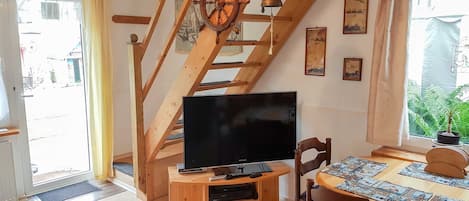 Wohnraum mit TV und Esstisch