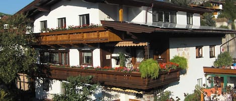 Aussenansicht im Sommer Haus Ager