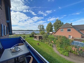 bestuhlter Balkon mit Blick ins Grüne