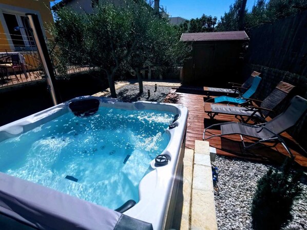 Bain à remous extérieur