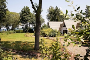Blick in den Garten mit den Finnhütten
