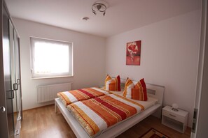 Schlafzimmer mit Doppelbett