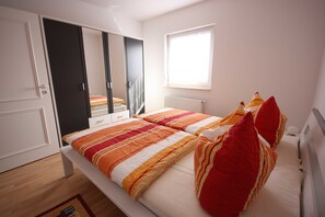 Schlafzimmer mit Schrank