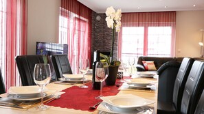 gedeckter Esstisch für gemeinsames Essen