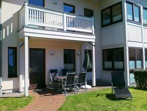 überdachte Terrasse und Balkon