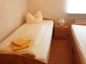 3-R-Whg. 11 - Schlafzimmer 2 mit 2 Einzelbetten