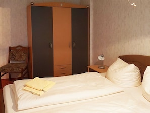3-R-Whg. 11 - Schlafzimmer 1 mit einem DB
