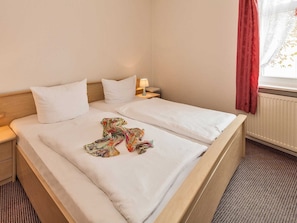 Schlafzimmer mit Doppelbett