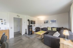 Großes Wohnzimmer mit Kamin