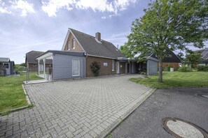 Außenansicht mit Parkplatz