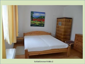 Schlafzimmer mit Doppelbett
