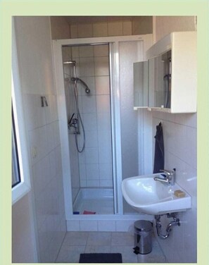 Badezimmer mit Dusche & WC