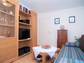 Das Wohnzimmer mit Couchgarnitur und Flachbild-TV