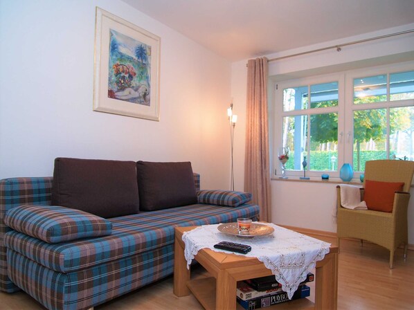 Das Wohnzimmer mit Couchgarnitur