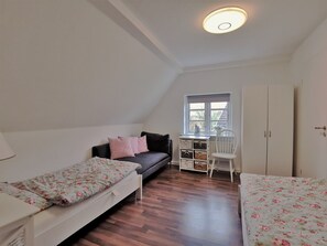 Schlafzimmer mit zwei Einzelbetten (Durchgang zum zweiten Schlafzimmer)
