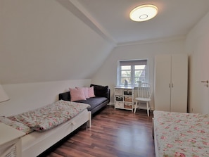 Schlafzimmer mit zwei Einzelbetten (Durchgang zum zweiten Schlafzimmer)