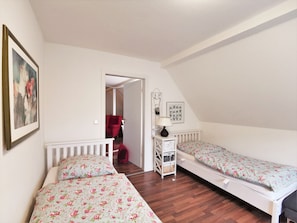 Schlafzimmer mit zwei Einzelbetten