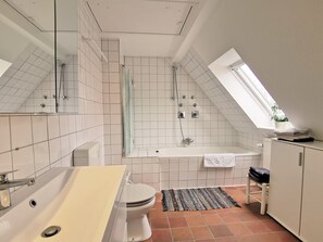 Badezimmer mit Dusche und Waschmaschine