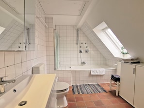 Badezimmer mit Dusche und Waschmaschine